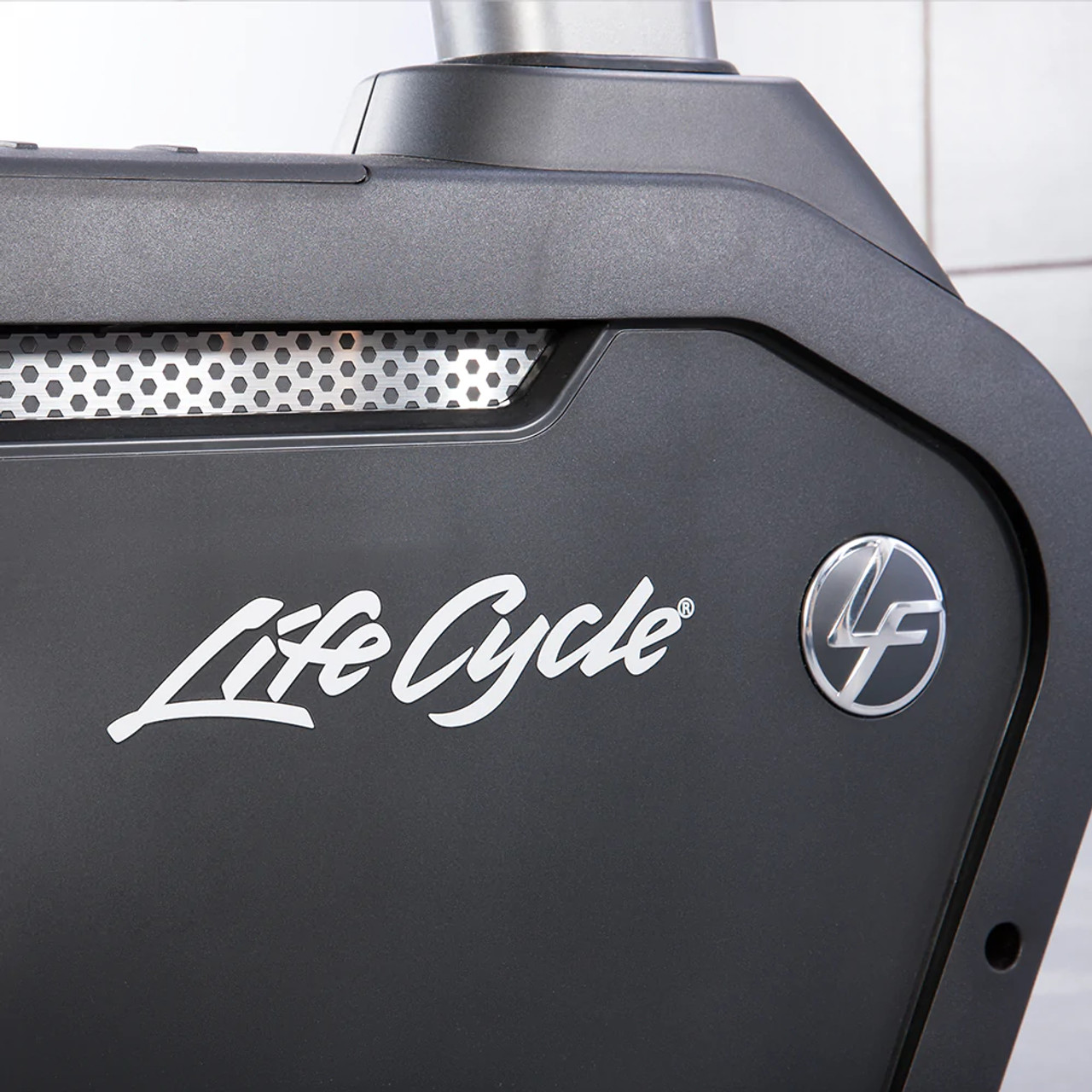 Life Fitness Club Series+ Upright LifeCycle w/SE4 HD Console - Image 7