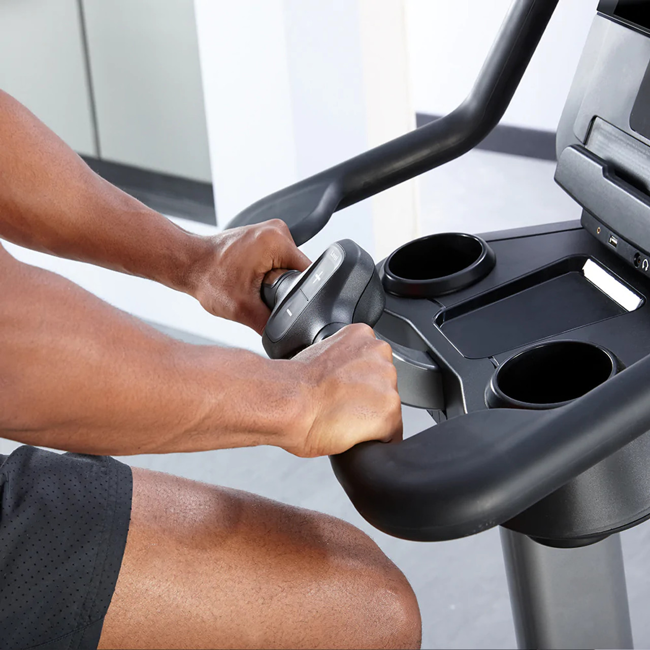 Life Fitness Club Series+ Upright LifeCycle w/SL Console - Image 4