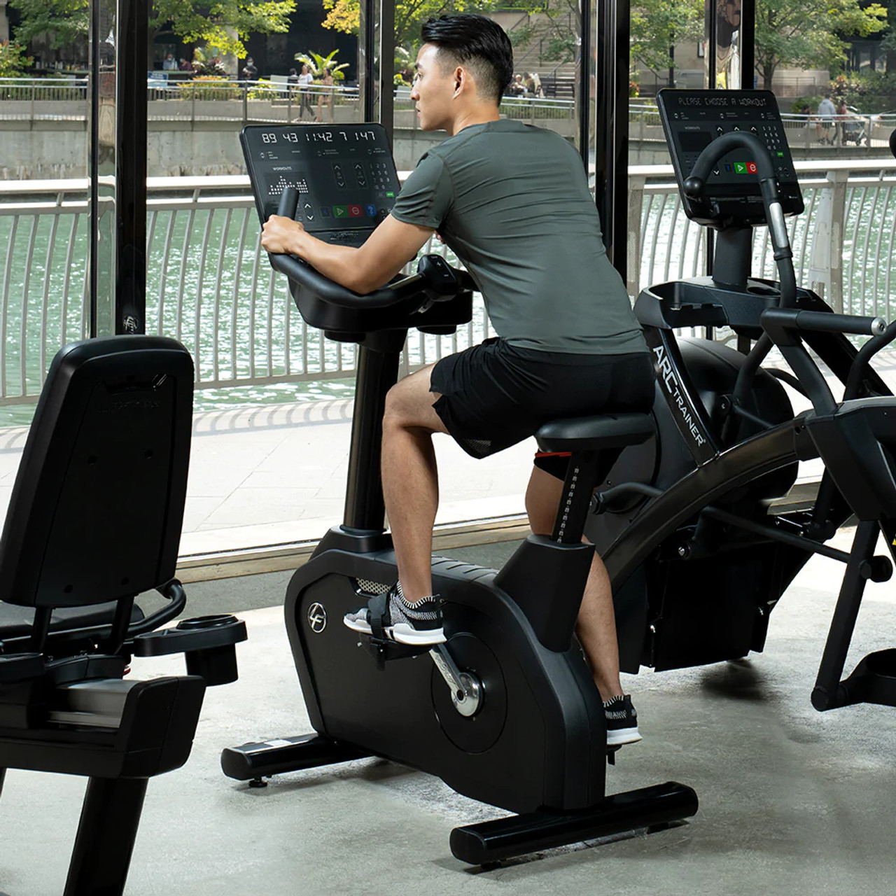 Life Fitness Club Series+ Upright LifeCycle w/SL Console - Image 3