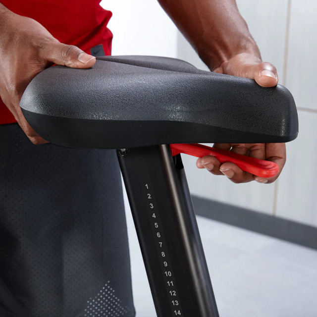 Life Fitness Club Series+ Upright LifeCycle w/SL Console - Image 6